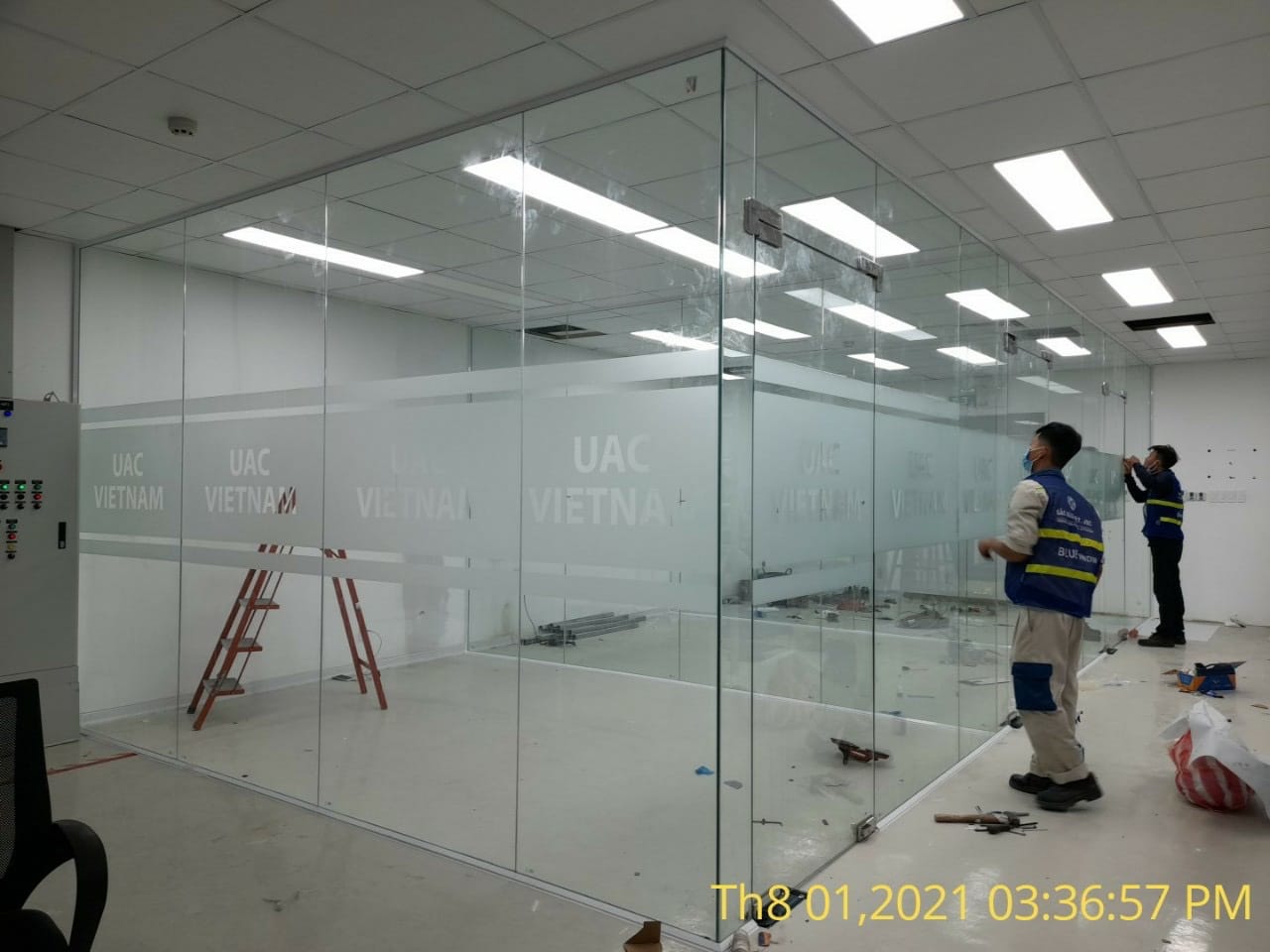 Vách kính ngăn phòng làm việc