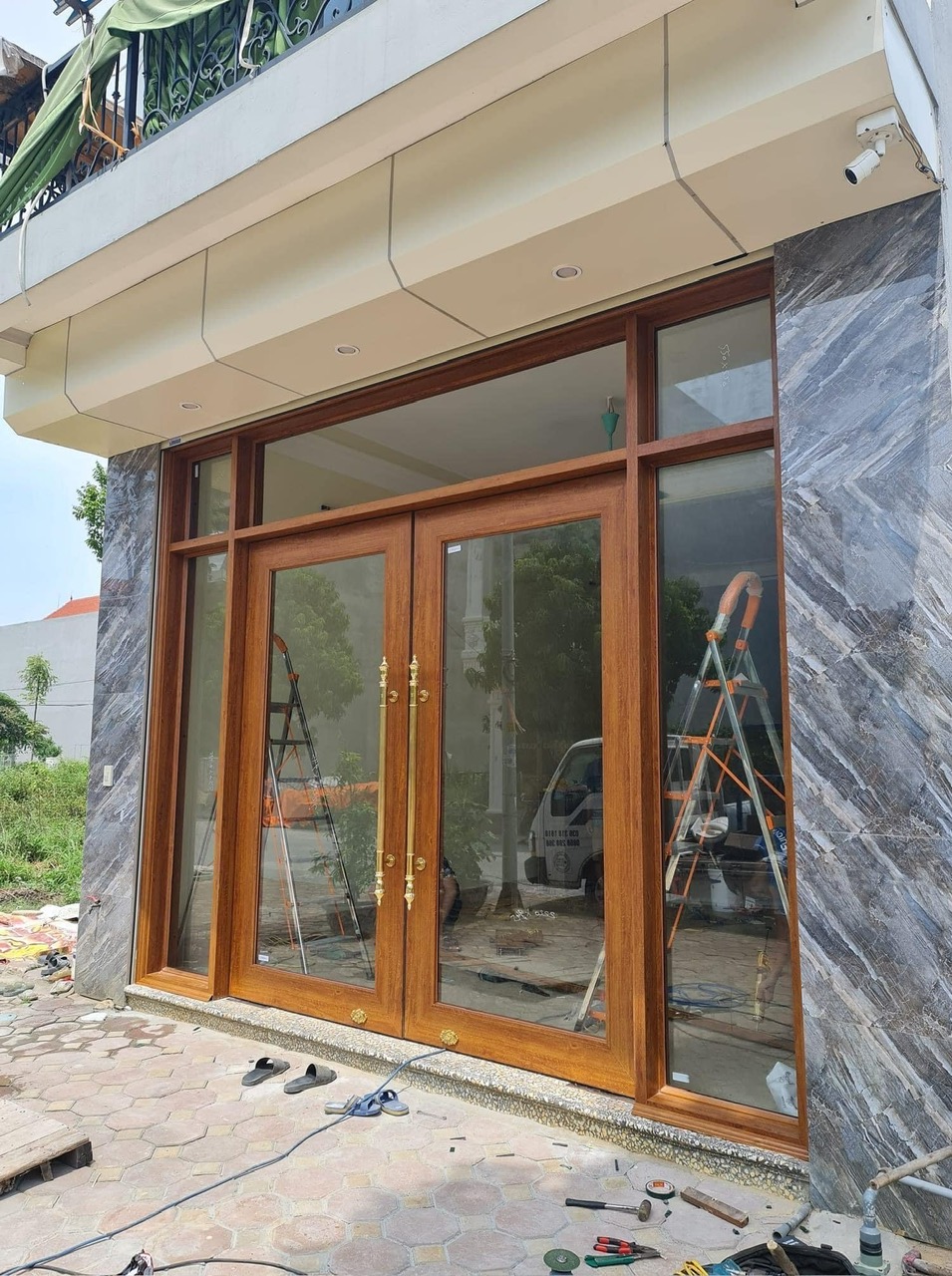 Cửa đi nhôm vân gỗ mở quay 2 cánh - Image 3
